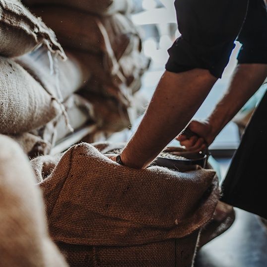 Sack mit frischen Kaffeebohnen